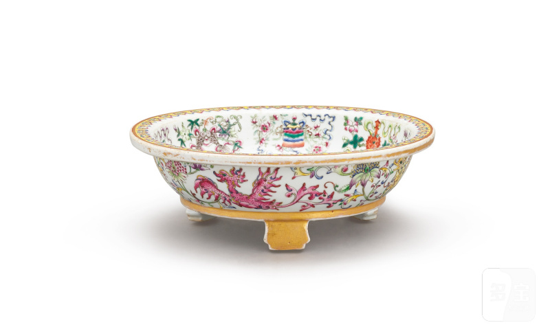 A famille-rose 'kuifeng' tripod dish and a famille-rose 'lotus' bowl, Qing dynasty, Guangxu - Xuantong period | 清光緒至宣統 粉彩夔鳳紋三足盤及粉彩荷塘盌 - 图6